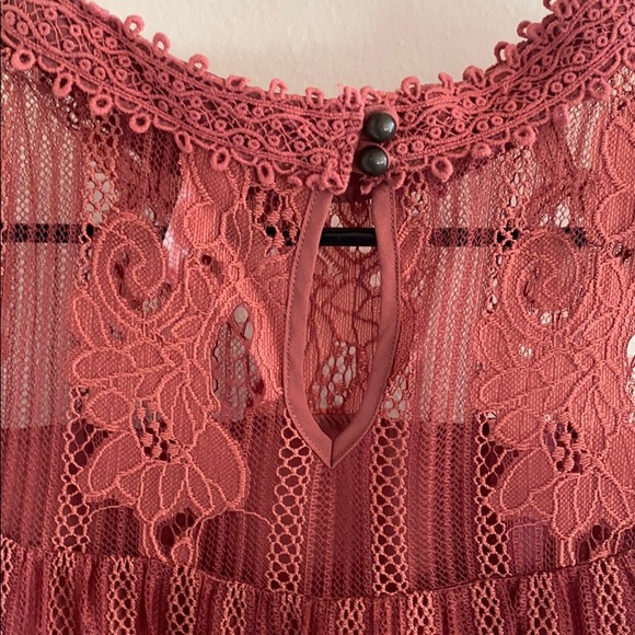 Sleeveless Lace Top - Picture 3 of 4